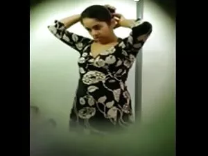 उसने मुझे भीख में पकड़ा, लेकिन चलता रहा, हम्म .. लगता है कि वह इसके साथ ठीक हिंदी सेक्सी मूवी पिक्चर फिल्म था।