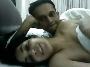 लिटिल सिंड्रेला ने अपने भयानक मुर्गा चूसने के कौशल को दिखाया और फिर डिक द्वारा गड़बड़ कर दिया। इस सेक्सी हिन्दी मूवी दृश्य में उसके छोटे स्तन कमाल के हैं!