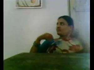एक मुंडा एशियाई लड़की ने तब हस्तमैथुन सेक्सी बफ मूवी हिंदी किया जब वह कामोन्माद से चिढ़ गई।