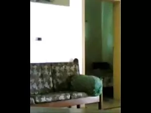 वह बूढ़े मुर्गा की सवारी करता है और इंडियन मूवी सेक्सी उसका भंडाफोड़ हो जाता है