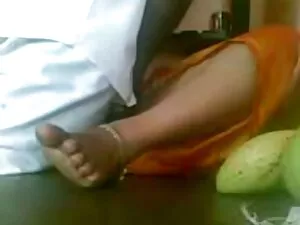 पीवीसी फेसिंग में काली महिला और एक बूढ़े गोरे आदमी सेक्सी हिंदी मूवी फिल्म को स्मूच करती है