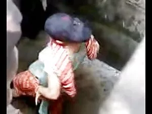 हॉट सेक्सी मूवी पिक्चर हिंदी में यंग गर्ल पोज़ दे रही है और यह सब दिखा रही है!